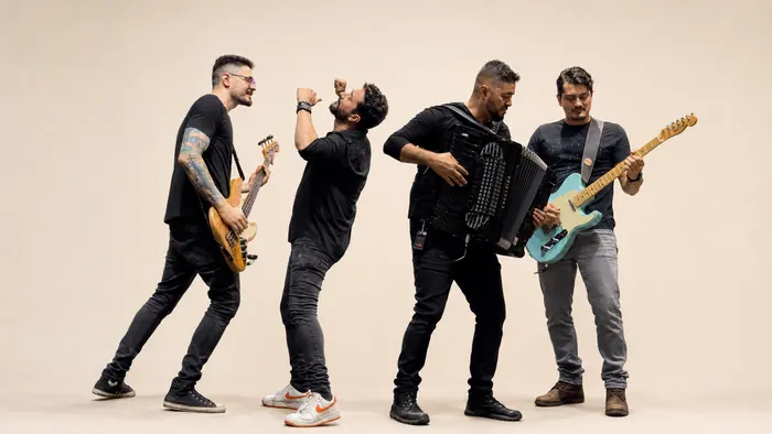 Dona Maria com sanfona, baixo e guitarra