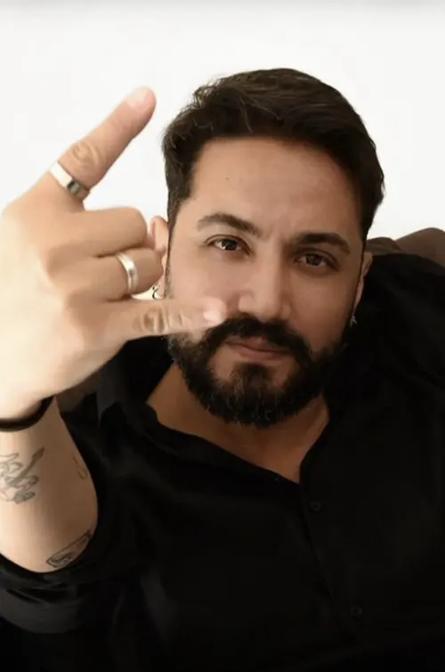Douglas Abrantes fazendo o sinal do rock